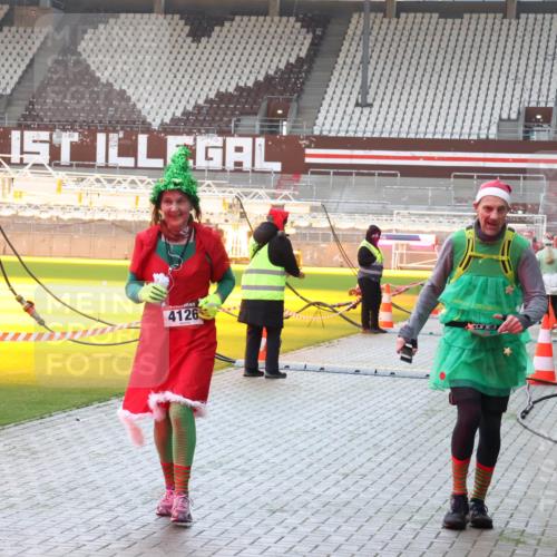 07.12.2025 - St. Pauli X-Mass-Run No. 15 Luisa Fischer http://msf.ph/oto/9378733 07.12.2025 10:30:52 Ziel 2910, 9, 4126, 608, 1696, 1698, 1700, 2369, 2537, 2910, 3936, 3940, 4845, 4847 meine-sportfotos.de