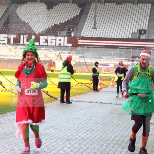 07.12.2025 - St. Pauli X-Mass-Run No. 15 Luisa Fischer http://msf.ph/oto/9378738 07.12.2025 10:30:53 Ziel 4126, 608, 1696, 1698, 1700, 2369, 2537, 2910, 3936, 3940, 4845, 4847 meine-sportfotos.de
