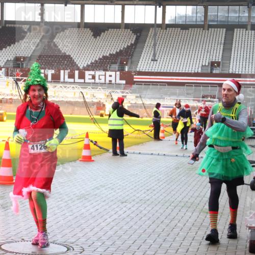 07.12.2025 - St. Pauli X-Mass-Run No. 15 Luisa Fischer http://msf.ph/oto/9378747 07.12.2025 10:30:54 Ziel 4126, 608, 1696, 1698, 1700, 2369, 2537, 2910, 3936, 3940, 4845, 4847 meine-sportfotos.de
