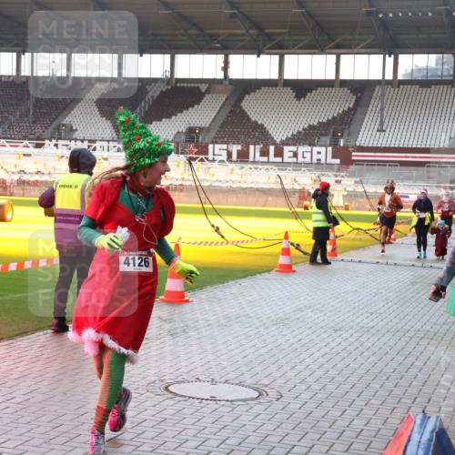 07.12.2025 - St. Pauli X-Mass-Run No. 15 Luisa Fischer http://msf.ph/oto/9378758 07.12.2025 10:30:55 Ziel 4126, 1, 594, 601, 608, 1696, 1698, 1700, 2369, 2537, 2910, 3936, 3940, 4845, 4847 meine-sportfotos.de