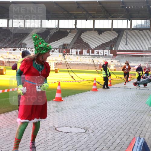07.12.2025 - St. Pauli X-Mass-Run No. 15 Luisa Fischer http://msf.ph/oto/9378761 07.12.2025 10:30:55 Ziel 594, 601, 608, 1696, 1698, 1700, 2369, 2537, 2910, 3936, 3940, 4845, 4847 meine-sportfotos.de