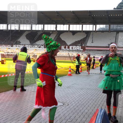 07.12.2025 - St. Pauli X-Mass-Run No. 15 Luisa Fischer http://msf.ph/oto/9378762 07.12.2025 10:30:56 Ziel 594, 601, 608, 1696, 1698, 1700, 2369, 2537, 2910, 3936, 3940, 3986, 4845, 4847 meine-sportfotos.de