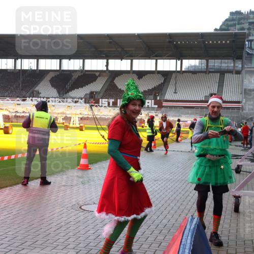 07.12.2025 - St. Pauli X-Mass-Run No. 15 Luisa Fischer http://msf.ph/oto/9378767 07.12.2025 10:30:57 Ziel 594, 601, 608, 1696, 1698, 1700, 2369, 2537, 2910, 3936, 3940, 3982, 3986, 4845, 4847 meine-sportfotos.de