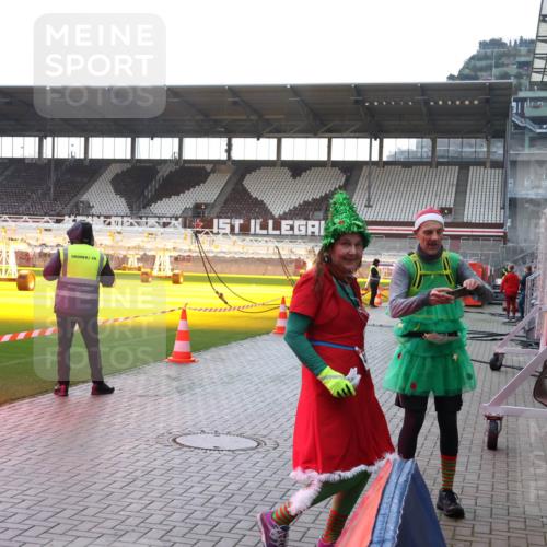 07.12.2025 - St. Pauli X-Mass-Run No. 15 Luisa Fischer http://msf.ph/oto/9378770 07.12.2025 10:30:57 Ziel 594, 601, 608, 1696, 1698, 1700, 2369, 2537, 2910, 3936, 3940, 3982, 3986, 4845, 4847 meine-sportfotos.de