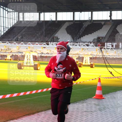 07.12.2025 - St. Pauli X-Mass-Run No. 15 Luisa Fischer http://msf.ph/oto/9378802 07.12.2025 10:31:04 Ziel 15, 537, 594, 601, 608, 1696, 1698, 1700, 2537, 2910, 3936, 3940, 3982, 3986, 4464, 4845, 4847 meine-sportfotos.de