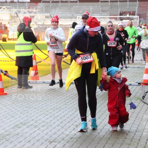 07.12.2025 - St. Pauli X-Mass-Run No. 15 Luisa Fischer http://msf.ph/oto/9378835 07.12.2025 10:31:10 Ziel 3986, 4007, 3936, 594, 601, 608, 1015, 1075, 1698, 1700, 2537, 2910, 3936, 3940, 3982, 3986, 4464, 4845, 4847 meine-sportfotos.de