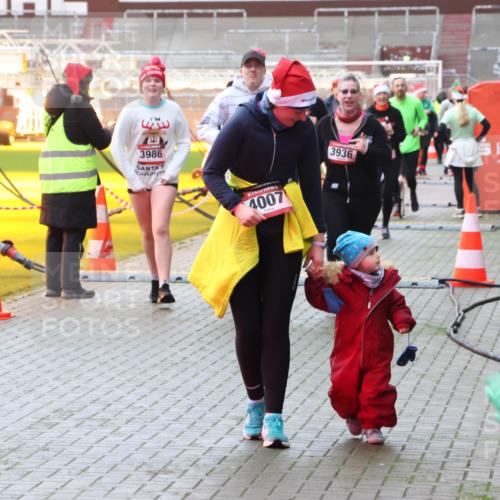 07.12.2025 - St. Pauli X-Mass-Run No. 15 Luisa Fischer http://msf.ph/oto/9378838 07.12.2025 10:31:10 Ziel 29, 3986, 4007, 3936, 594, 601, 608, 1015, 1075, 1698, 1700, 2537, 2910, 3936, 3940, 3982, 3986, 4464, 4845, 4847 meine-sportfotos.de