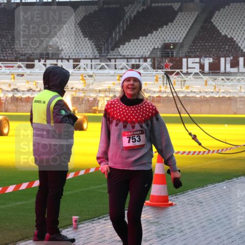 07.12.2025 - St. Pauli X-Mass-Run No. 15 Luisa Fischer http://msf.ph/oto/9378871 07.12.2025 11:10:28 Ziel 15, 753, 42, 66, 696, 720, 737, 753, 755, 814, 863, 980, 1157, 1163, 1298, 1299, 1579, 1582, 2371 meine-sportfotos.de