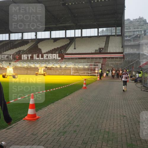 07.12.2025 - St. Pauli X-Mass-Run No. 15 Fabian Wolf http://msf.ph/oto/9378879 07.12.2025 10:07:16 Ziel 421, 517, 685, 792, 1187, 1572, 2983, 3414, 3945 meine-sportfotos.de