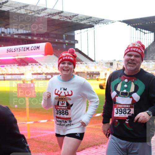 07.12.2025 - St. Pauli X-Mass-Run No. 15 Luisa Fischer http://msf.ph/oto/9378885 07.12.2025 10:31:18 Ziel 9, 3986, 15, 3982, 594, 601, 608, 1015, 1075, 1698, 1700, 2537, 2910, 3936, 3940, 3982, 3986, 4464, 4845, 4847 meine-sportfotos.de