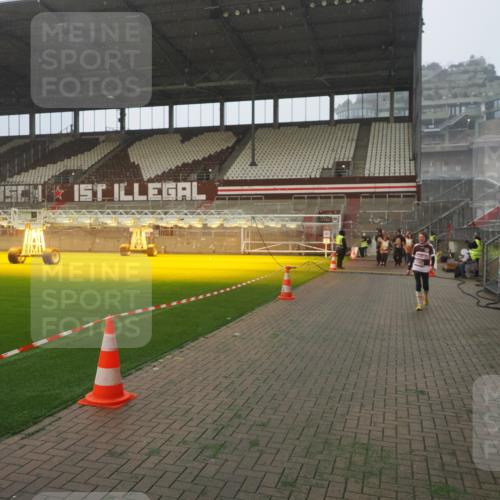 07.12.2025 - St. Pauli X-Mass-Run No. 15 Fabian Wolf http://msf.ph/oto/9378887 07.12.2025 10:07:16 Ziel 421, 517, 685, 792, 1187, 1572, 2983, 3414, 3945 meine-sportfotos.de