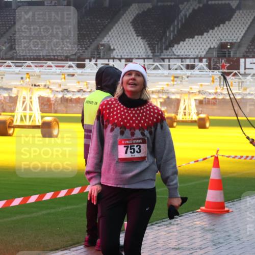 07.12.2025 - St. Pauli X-Mass-Run No. 15 Luisa Fischer http://msf.ph/oto/9378889 07.12.2025 11:10:29 Ziel 15, 753, 42, 53, 696, 720, 737, 753, 755, 814, 863, 980, 1157, 1163, 1298, 1299, 1579, 1582, 1697, 2371 meine-sportfotos.de
