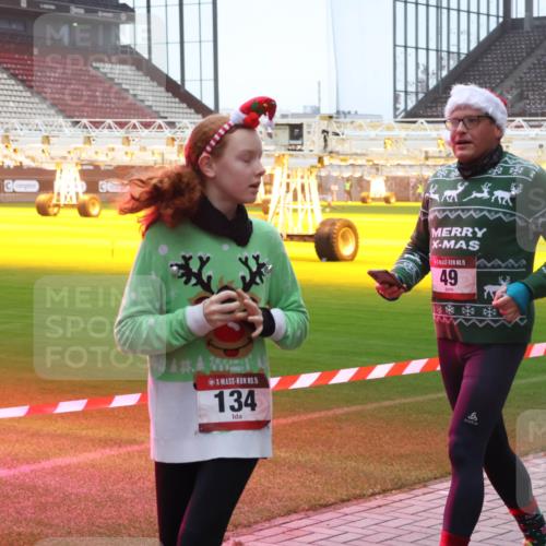 07.12.2025 - St. Pauli X-Mass-Run No. 15 Luisa Fischer http://msf.ph/oto/9379016 07.12.2025 11:11:01 Ziel 15, 134, 15, 49, 29, 30, 31, 42, 49, 53, 122, 134, 745, 980, 1064, 1066, 1298, 1299, 1380, 1398, 1400, 1402, 1584, 1626, 1692, 1694, 1697, 1739, 1740, 2371, 2616, 3124, 3136, 4574 meine-sportfotos.de
