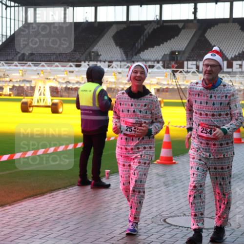 07.12.2025 - St. Pauli X-Mass-Run No. 15 Luisa Fischer http://msf.ph/oto/9379059 07.12.2025 10:32:07 Ziel 2540, 254, 2547, 1897, 2352, 343, 750, 752, 1545, 1818, 2073, 2171, 2172, 2352, 2418, 2540, 2541, 2914, 3267, 3716, 3806, 3808, 3889, 3895, 3896, 3897, 3969, 4412, 4467, 4484, 4495, 4504, 4518, 4519, 4520 meine-sportfotos.de