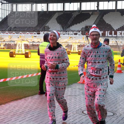 07.12.2025 - St. Pauli X-Mass-Run No. 15 Luisa Fischer http://msf.ph/oto/9379063 07.12.2025 10:32:07 Ziel 5, 2541, 3897, 4520, 5, 2352, 343, 750, 752, 1545, 1818, 2073, 2171, 2172, 2352, 2418, 2540, 2541, 2914, 3267, 3716, 3806, 3808, 3889, 3895, 3896, 3897, 3969, 4412, 4467, 4484, 4495, 4504, 4518, 4519, 4520 meine-sportfotos.de
