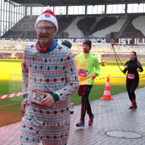 07.12.2025 - St. Pauli X-Mass-Run No. 15 Luisa Fischer http://msf.ph/oto/9379074 07.12.2025 10:32:09 Ziel 40, 25, 44, 3895, 4520, 3897, 2352, 343, 750, 752, 1818, 2073, 2171, 2172, 2352, 2418, 2540, 2541, 3267, 3716, 3806, 3808, 3895, 3896, 3897, 3969, 4412, 4467, 4484, 4495, 4504, 4518, 4519, 4520 meine-sportfotos.de