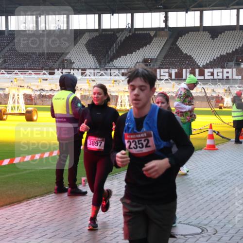 07.12.2025 - St. Pauli X-Mass-Run No. 15 Luisa Fischer http://msf.ph/oto/9379087 07.12.2025 10:32:10 Ziel 3897, 2352, 4518, 4519, 343, 750, 752, 1818, 2171, 2172, 2352, 2418, 2540, 2541, 3267, 3716, 3806, 3808, 3895, 3896, 3897, 3969, 4412, 4467, 4484, 4495, 4504, 4518, 4519, 4520 meine-sportfotos.de