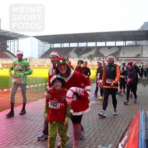 07.12.2025 - St. Pauli X-Mass-Run No. 15 Luisa Fischer http://msf.ph/oto/9379104 07.12.2025 10:06:02 Ziel 1291, 15, 292, 1316, 3386, 2, 3, 54, 114, 123, 363, 385, 512, 543, 668, 945, 950, 1121, 1215, 1222, 1316, 1374, 1481, 1661, 1761, 1789, 1791, 3186, 3231, 3386, 3877, 4036, 4194, 4195, 4552, 4555, 4556, 4558, 4559, 4560 meine-sportfotos.de