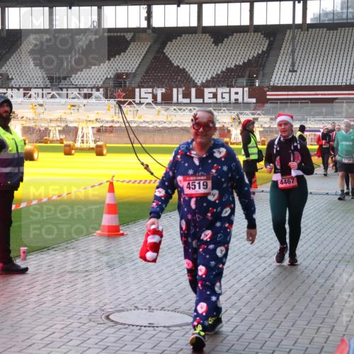 07.12.2025 - St. Pauli X-Mass-Run No. 15 Luisa Fischer http://msf.ph/oto/9379121 07.12.2025 10:32:16 Ziel 4519, 4467, 1700, 343, 750, 752, 1818, 2171, 2342, 2343, 2345, 2352, 2418, 2540, 2541, 3267, 3716, 3806, 3808, 3895, 3896, 3897, 3969, 4274, 4275, 4412, 4467, 4484, 4495, 4504, 4518, 4519, 4520 meine-sportfotos.de