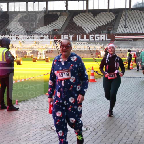 07.12.2025 - St. Pauli X-Mass-Run No. 15 Luisa Fischer http://msf.ph/oto/9379129 07.12.2025 10:32:17 Ziel 1, 4519, 4467, 1700, 750, 752, 1818, 2342, 2343, 2345, 2352, 2418, 2540, 2541, 3267, 3716, 3806, 3808, 3895, 3896, 3897, 3969, 4274, 4275, 4412, 4467, 4484, 4495, 4504, 4518, 4519, 4520 meine-sportfotos.de