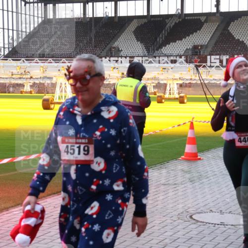 07.12.2025 - St. Pauli X-Mass-Run No. 15 Luisa Fischer http://msf.ph/oto/9379140 07.12.2025 10:32:18 Ziel 4519, 4467, 750, 752, 1818, 2342, 2343, 2345, 2352, 2418, 2540, 2541, 3267, 3716, 3806, 3808, 3895, 3896, 3897, 3969, 4274, 4275, 4412, 4467, 4484, 4495, 4504, 4518, 4519, 4520 meine-sportfotos.de