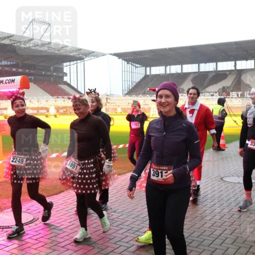 07.12.2025 - St. Pauli X-Mass-Run No. 15 Luisa Fischer http://msf.ph/oto/9379152 07.12.2025 10:06:07 Ziel 2249, 1991, 1701, 15, 391, 3386, 668, 2, 3, 54, 114, 123, 363, 385, 424, 512, 543, 668, 676, 805, 834, 945, 950, 1121, 1215, 1222, 1316, 1374, 1481, 1661, 1761, 1789, 1791, 2756, 2757, 3186, 3231, 3386, 3812, 3814, 3857, 3859, 3877, 4036, 4194, 4195, 4235, 4236, 4237, 4552, 4555, 4556, 4558, 4559, 4560 meine-sportfotos.de