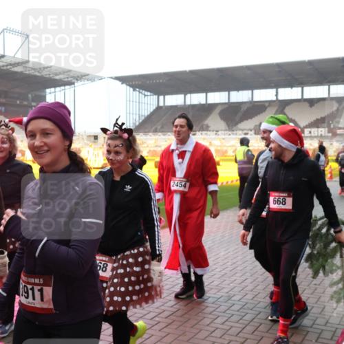 07.12.2025 - St. Pauli X-Mass-Run No. 15 Luisa Fischer http://msf.ph/oto/9379160 07.12.2025 10:06:08 Ziel 1991, 15, 911, 68, 2454, 668, 2, 3, 54, 114, 123, 363, 385, 424, 512, 543, 668, 676, 805, 834, 945, 950, 1121, 1215, 1222, 1316, 1374, 1481, 1661, 1761, 1789, 1791, 2756, 2757, 3172, 3186, 3231, 3386, 3812, 3814, 3857, 3859, 3877, 4036, 4194, 4195, 4235, 4236, 4237, 4552, 4555, 4556, 4558, 4559, 4560 meine-sportfotos.de
