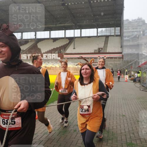 07.12.2025 - St. Pauli X-Mass-Run No. 15 Fabian Wolf http://msf.ph/oto/9379162 07.12.2025 10:07:28 Ziel 256, 265, 272, 517, 657, 685, 716, 767, 1187, 1234, 1543, 2983, 3003 meine-sportfotos.de