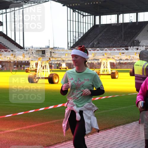 07.12.2025 - St. Pauli X-Mass-Run No. 15 Luisa Fischer http://msf.ph/oto/9379163 07.12.2025 10:32:26 Ziel 15, 1698, 750, 752, 1818, 1942, 1944, 2342, 2343, 2345, 2352, 2418, 3267, 3716, 3806, 3808, 3895, 3896, 3897, 3969, 4039, 4274, 4275, 4467, 4484, 4495, 4504, 4518, 4519, 4520 meine-sportfotos.de