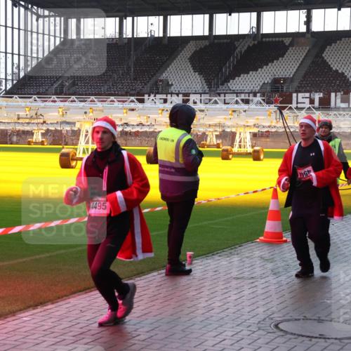 07.12.2025 - St. Pauli X-Mass-Run No. 15 Luisa Fischer http://msf.ph/oto/9379172 07.12.2025 10:32:27 Ziel 4495, 4484, 750, 752, 1818, 1942, 1944, 2342, 2343, 2345, 2352, 2418, 3267, 3716, 3806, 3808, 3895, 3896, 3897, 3969, 4039, 4274, 4275, 4467, 4484, 4495, 4504, 4518, 4519, 4520 meine-sportfotos.de