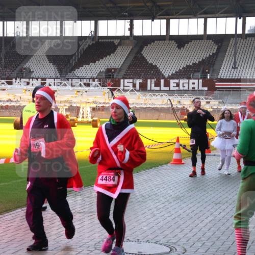 07.12.2025 - St. Pauli X-Mass-Run No. 15 Luisa Fischer http://msf.ph/oto/9379183 07.12.2025 10:32:29 Ziel 4484, 18, 3716, 2, 750, 752, 1818, 1942, 1944, 2342, 2343, 2345, 2352, 2418, 3267, 3716, 3806, 3808, 3895, 3896, 3897, 3969, 4039, 4274, 4275, 4467, 4484, 4495, 4504, 4518, 4519, 4520 meine-sportfotos.de