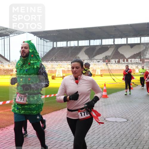 07.12.2025 - St. Pauli X-Mass-Run No. 15 Luisa Fischer http://msf.ph/oto/9379255 07.12.2025 10:06:22 Ziel 1791, 178, 194, 4195, 2, 3, 54, 123, 127, 148, 180, 363, 385, 424, 468, 512, 676, 805, 834, 893, 945, 967, 969, 1119, 1215, 1222, 1788, 1789, 1791, 1937, 2756, 2757, 2894, 2968, 3093, 3172, 3196, 3231, 3812, 3814, 3857, 3859, 3877, 4194, 4195, 4235, 4236, 4237, 4246, 4251, 4552, 4555, 4559, 4560, 4657, 4665, 4670, 4676, 4677, 4736, 4739 meine-sportfotos.de