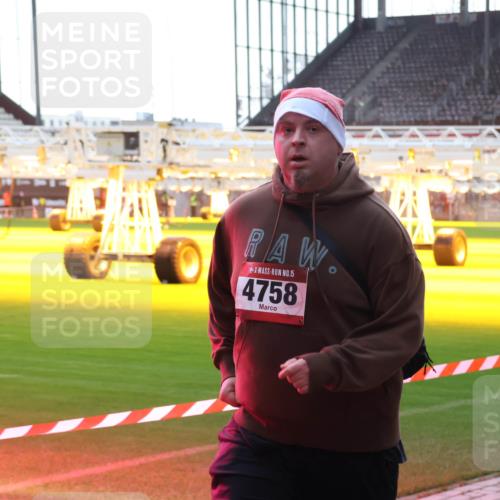 07.12.2025 - St. Pauli X-Mass-Run No. 15 Luisa Fischer http://msf.ph/oto/9379278 07.12.2025 10:33:10 Ziel 15, 4758, 456, 651, 2486, 4758 meine-sportfotos.de