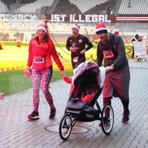 07.12.2025 - St. Pauli X-Mass-Run No. 15 Luisa Fischer http://msf.ph/oto/9379289 07.12.2025 10:33:13 Ziel 15, 3806, 3808, 248, 651, 456, 651, 2486, 4758 meine-sportfotos.de