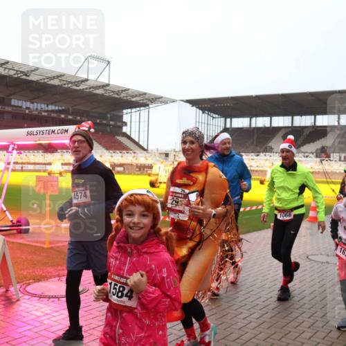 07.12.2025 - St. Pauli X-Mass-Run No. 15 Luisa Fischer http://msf.ph/oto/9379300 07.12.2025 11:11:13 Ziel 4574, 1584, 1066, 1626, 29, 30, 31, 42, 48, 49, 53, 122, 134, 660, 667, 669, 745, 980, 1064, 1066, 1298, 1380, 1398, 1400, 1402, 1518, 1584, 1626, 1692, 1694, 1697, 1739, 1740, 2371, 2616, 3124, 3136, 4574 meine-sportfotos.de