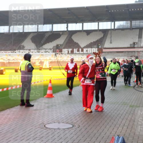 07.12.2025 - St. Pauli X-Mass-Run No. 15 Luisa Fischer http://msf.ph/oto/9379309 07.12.2025 10:06:30 Ziel 4194, 2, 3, 34, 54, 123, 127, 148, 180, 187, 363, 385, 424, 468, 512, 676, 805, 834, 893, 945, 967, 969, 1119, 1215, 1222, 1788, 1789, 1791, 1832, 1937, 1946, 2756, 2757, 2894, 2968, 3093, 3172, 3196, 3231, 3812, 3814, 3857, 3859, 3877, 4194, 4195, 4235, 4236, 4237, 4246, 4251, 4552, 4555, 4559, 4560, 4657, 4665, 4670, 4672, 4676, 4677, 4736, 4739 meine-sportfotos.de