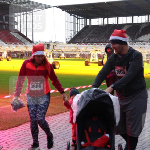 07.12.2025 - St. Pauli X-Mass-Run No. 15 Luisa Fischer http://msf.ph/oto/9379316 07.12.2025 10:33:17 Ziel 3806, 3808, 83, 456, 651, 1268, 2486, 3543, 3548, 3901, 3902, 4758 meine-sportfotos.de