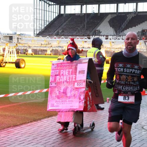 07.12.2025 - St. Pauli X-Mass-Run No. 15 Luisa Fischer http://msf.ph/oto/9379332 07.12.2025 10:33:30 Ziel 21, 12, 2025, 400, 15, 83, 83, 498, 1268, 1329, 2054, 2486, 3543, 3548, 3791, 3901, 3902, 4758 meine-sportfotos.de