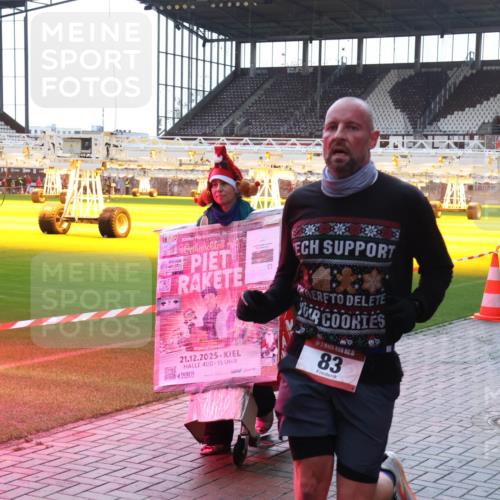 07.12.2025 - St. Pauli X-Mass-Run No. 15 Luisa Fischer http://msf.ph/oto/9379335 07.12.2025 10:33:30 Ziel 21, 12, 2025, 400, 15, 15, 83, 83, 498, 1268, 1329, 2054, 2486, 3543, 3548, 3791, 3901, 3902, 4758 meine-sportfotos.de