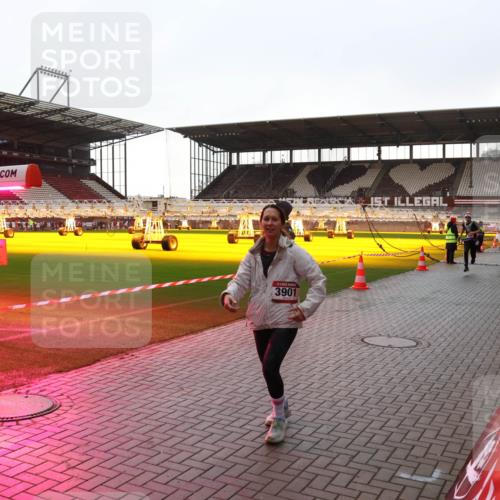 07.12.2025 - St. Pauli X-Mass-Run No. 15 Luisa Fischer http://msf.ph/oto/9379352 07.12.2025 10:33:37 Ziel 3901, 83, 498, 828, 1268, 1329, 2054, 2486, 3543, 3548, 3791, 3901, 3902 meine-sportfotos.de