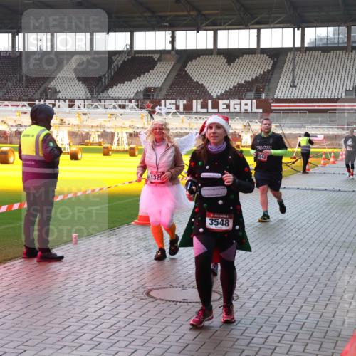 07.12.2025 - St. Pauli X-Mass-Run No. 15 Luisa Fischer http://msf.ph/oto/9379360 07.12.2025 10:33:49 Ziel 1329, 5, 3548, 3543, 83, 498, 828, 1268, 1329, 2054, 2065, 2486, 3543, 3548, 3791, 3901, 3902 meine-sportfotos.de
