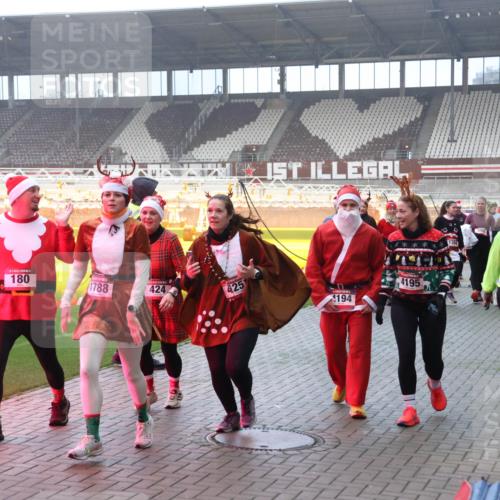 07.12.2025 - St. Pauli X-Mass-Run No. 15 Luisa Fischer http://msf.ph/oto/9379363 07.12.2025 10:06:36 Ziel 180, 1788, 424, 425, 194, 4195, 399, 676, 455, 2, 3, 34, 54, 127, 148, 180, 187, 424, 468, 512, 676, 805, 834, 893, 967, 969, 1119, 1369, 1479, 1480, 1788, 1789, 1791, 1832, 1937, 1946, 2756, 2757, 2894, 2968, 3093, 3172, 3196, 3213, 3232, 3534, 3535, 3536, 3537, 3812, 3814, 3857, 3859, 3877, 4194, 4195, 4235, 4236, 4237, 4246, 4251, 4657, 4665, 4670, 4672, 4676, 4677, 4736, 4739 meine-sportfotos.de