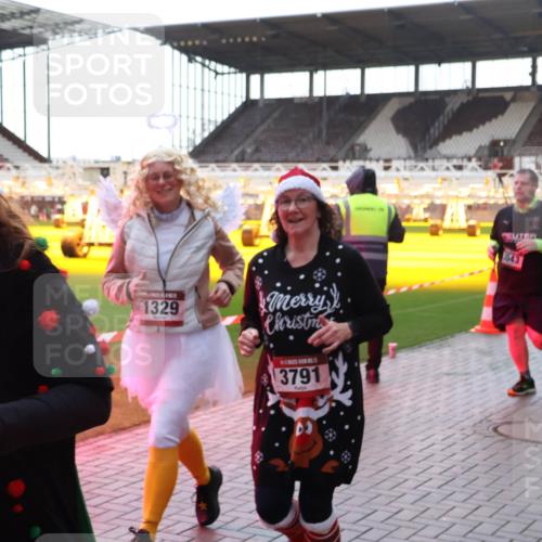 07.12.2025 - St. Pauli X-Mass-Run No. 15 Luisa Fischer http://msf.ph/oto/9379380 07.12.2025 10:33:52 Ziel 5, 1329, 3791, 543, 83, 498, 828, 1268, 1329, 2054, 2065, 2486, 2558, 3543, 3548, 3791, 3901, 3902 meine-sportfotos.de