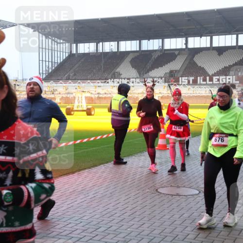 07.12.2025 - St. Pauli X-Mass-Run No. 15 Luisa Fischer http://msf.ph/oto/9379419 07.12.2025 10:06:39 Ziel 3196, 4246, 676, 399, 2366, 2, 3, 34, 54, 127, 148, 180, 187, 424, 468, 562, 676, 805, 834, 893, 967, 969, 1119, 1369, 1479, 1480, 1788, 1789, 1791, 1832, 1937, 1946, 2756, 2757, 2894, 2968, 3093, 3172, 3196, 3213, 3232, 3534, 3535, 3536, 3537, 3812, 3814, 3857, 3859, 3877, 4194, 4195, 4235, 4236, 4237, 4246, 4251, 4459, 4657, 4665, 4670, 4672, 4676, 4677, 4736, 4739 meine-sportfotos.de