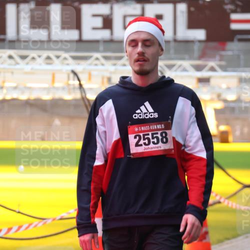 07.12.2025 - St. Pauli X-Mass-Run No. 15 Luisa Fischer http://msf.ph/oto/9379424 07.12.2025 10:34:27 Ziel 15, 2558, 2065, 2558 meine-sportfotos.de
