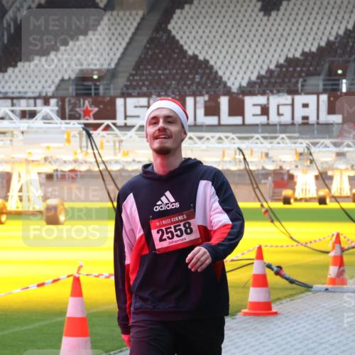 07.12.2025 - St. Pauli X-Mass-Run No. 15 Luisa Fischer http://msf.ph/oto/9379433 07.12.2025 10:34:29 Ziel 15, 2558, 2558 meine-sportfotos.de