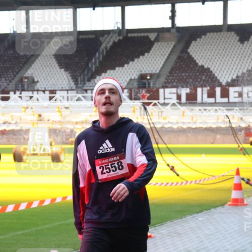 07.12.2025 - St. Pauli X-Mass-Run No. 15 Luisa Fischer http://msf.ph/oto/9379441 07.12.2025 10:34:30 Ziel 15, 2558, 2558 meine-sportfotos.de