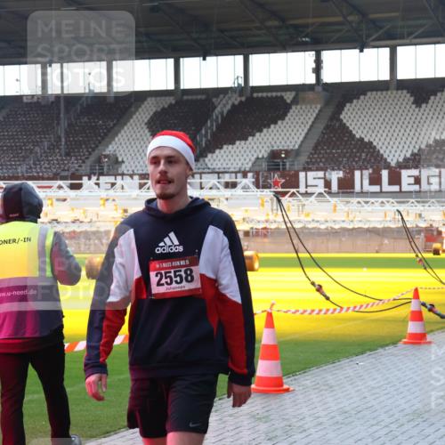 07.12.2025 - St. Pauli X-Mass-Run No. 15 Luisa Fischer http://msf.ph/oto/9379443 07.12.2025 10:34:30 Ziel 15, 2558, 2558 meine-sportfotos.de