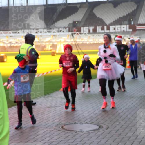 07.12.2025 - St. Pauli X-Mass-Run No. 15 Luisa Fischer http://msf.ph/oto/9379444 07.12.2025 10:06:42 Ziel 15, 1, 967, 969, 893, 1354, 34, 127, 148, 180, 187, 424, 468, 562, 676, 805, 834, 893, 967, 969, 1119, 1369, 1479, 1480, 1788, 1791, 1832, 1937, 1946, 2756, 2757, 2894, 2968, 3093, 3172, 3196, 3213, 3232, 3534, 3535, 3536, 3537, 3812, 3814, 3857, 3859, 3877, 4194, 4235, 4236, 4237, 4246, 4251, 4459, 4657, 4665, 4670, 4672, 4676, 4677, 4736, 4739 meine-sportfotos.de