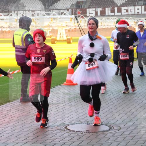 07.12.2025 - St. Pauli X-Mass-Run No. 15 Luisa Fischer http://msf.ph/oto/9379449 07.12.2025 10:06:42 Ziel 967, 15, 969, 893, 2894, 1394, 38, 34, 127, 148, 180, 187, 424, 468, 562, 676, 805, 834, 893, 967, 969, 1119, 1369, 1479, 1480, 1788, 1791, 1832, 1937, 1946, 2756, 2757, 2894, 2968, 3093, 3172, 3196, 3213, 3232, 3534, 3535, 3536, 3537, 3812, 3814, 3857, 3859, 3877, 4194, 4235, 4236, 4237, 4246, 4251, 4459, 4657, 4665, 4670, 4672, 4676, 4677, 4736, 4739 meine-sportfotos.de